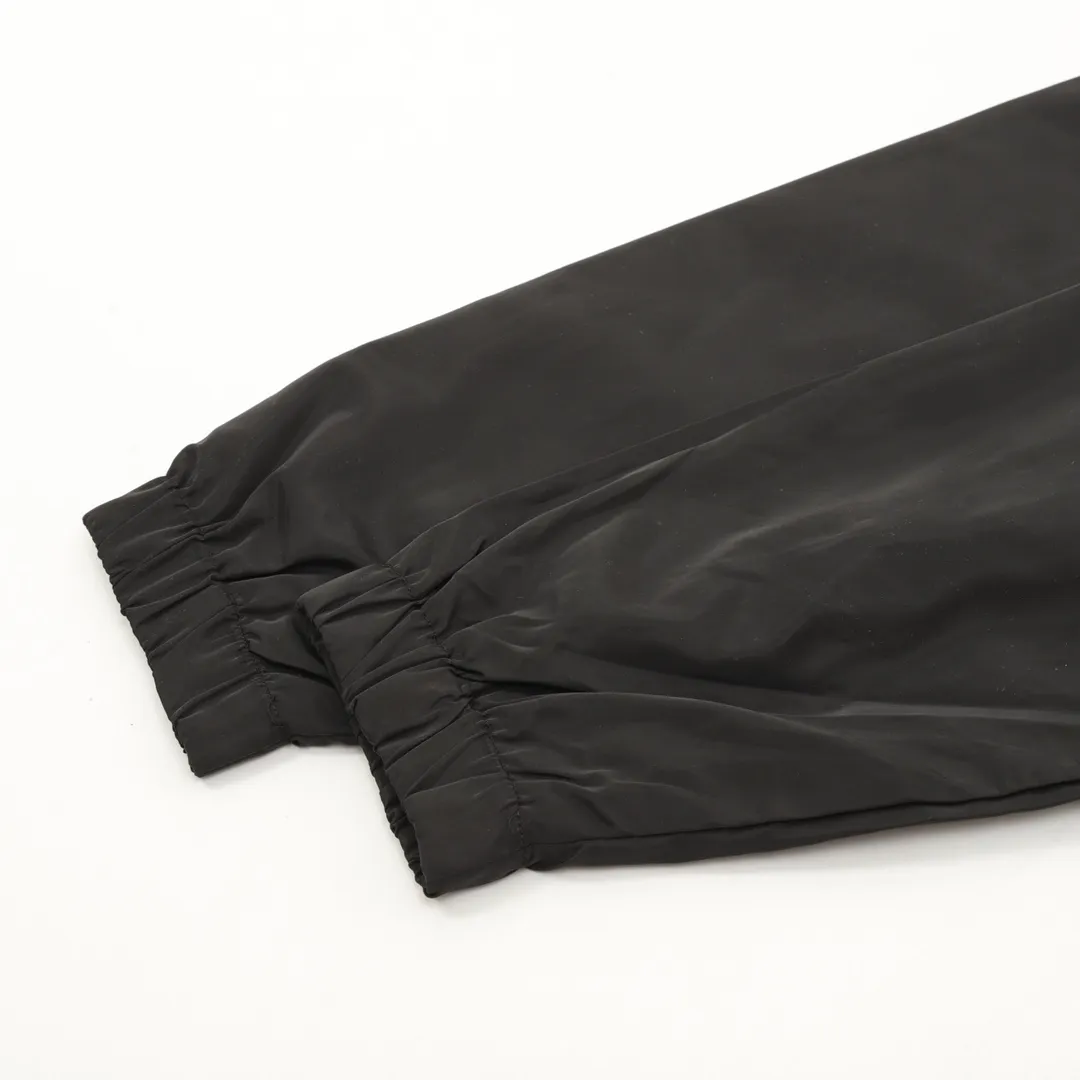 🅿️570 Louis Vuitton/Louis Vuitton presbyopia all-over printed windbreaker zipper jacket. Purchase the original version and have it printed immediately. The fabric is made of custom densely spun technical fabric that is light and thin, and the upper body is silky and breathable. Infrared positioning cutting, workwear-style windbreaker design, the upper body is invincible and versatile. All details are customized and developed, and all hardware and accessories are restored to ZP. Size：XS-L